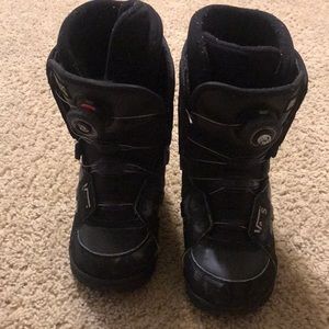 Vans kids snowboard boots. Size 1 w/ boa system.